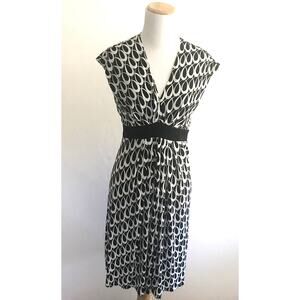 Maggy London Black/White Cap Sleeve V-neck Empire Waist Dress Women's Size 8